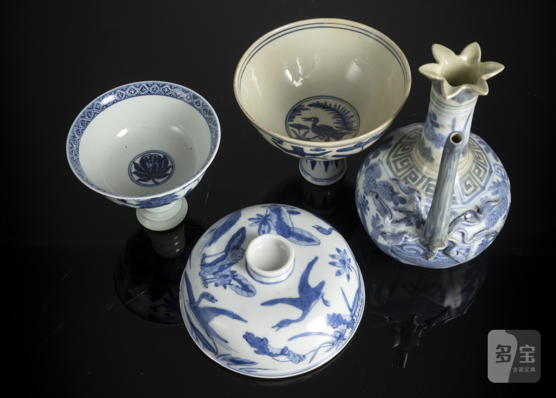 Two stemcups, a kendi and a lcover made of porcelain with underglaze blue decoration - 图4